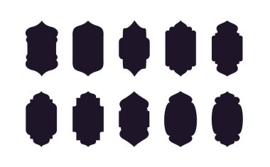 Arap kemerlerindeki İslami kapı ve pencere siluetleri. Oriental etiket koleksiyonu. Ramazan Kareem için Arap Müslüman tasarımlı çerçeveler. İzole cami kapısı şekilleri.