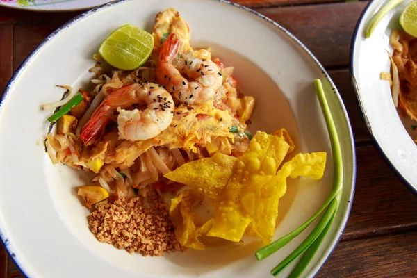 Macarrão frito tailandês com camarão — Fotografia de Stock