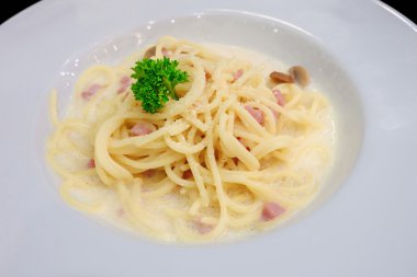 Spagetti jambon peynir.