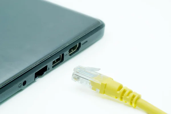 Computadora portátil y cable LAN . — Foto de Stock