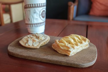 Ananas pasta ve badem çerez.