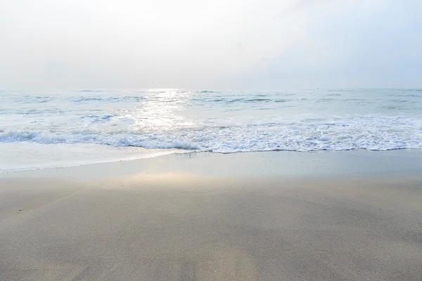 Пляж утром . — стоковое фото