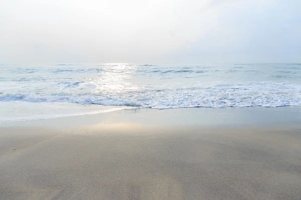 在早晨的海滩. — 图库照片