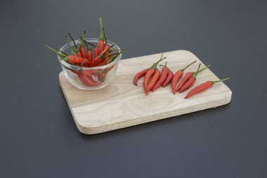 Chilies siyah arka plan üzerine