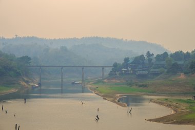 Nehrin yakınlarında küçük bir kasaba.
