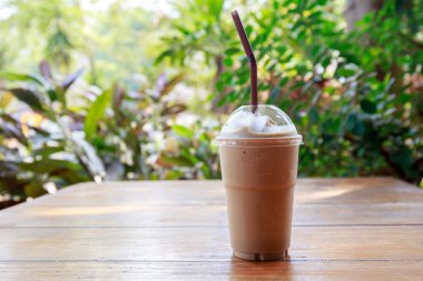 Bir fincan frappuccino kahve.