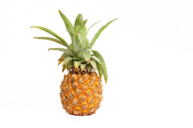 Beyaz arkaplanda ananas.