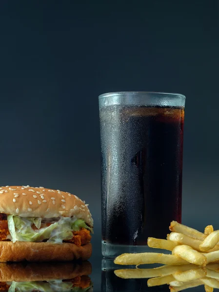 Hamburger, patates kızartması ve kola.
