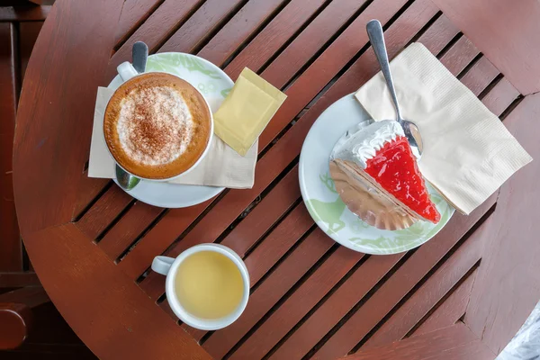 Vue du dessus du café et du gâteau . — Photo