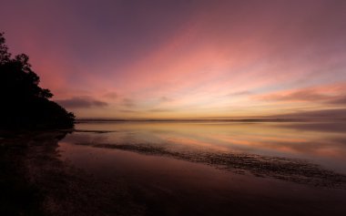 göl güneş doğarken