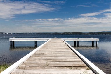 Gölde güneşli günde dock