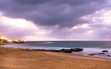 Plaj renkli güneş doğarken
