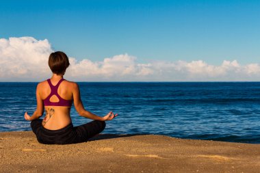 Genç kadın bir kumsalda dinlenmek