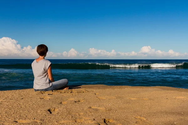 Jeune femme se détendre sur une plage — Photo