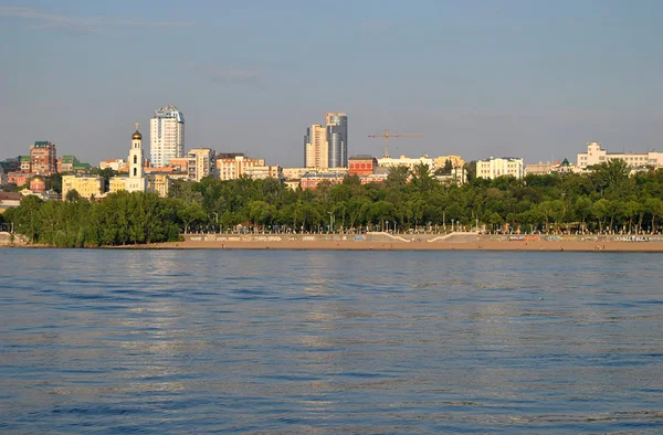 Rosja, panorama miasta z Samara z Wołgą — Zdjęcie stockowe