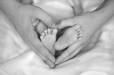 Bebek ayakları babanın ellerinde.