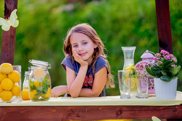 Fiatal lány: ő a limonádé állni a kertben — Stock Fotó