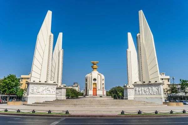 与蓝蓝的天空，在曼谷民主纪念碑 免版税图库图片