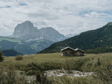 İtalya 'nın Seceda kentindeki bir patikadan alınan Dolomiti' deki dramatik alp tepeleri ve vadileri.