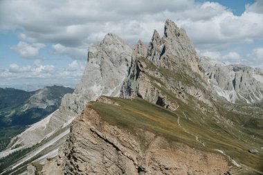 Seceda Sırtı boyunca yükselen Alp tepeleri Dolomiti Alplerinin doğal güzelliklerini gözler önüne seriyor..