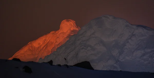 Neve e tramonto di montagna — Foto Stock