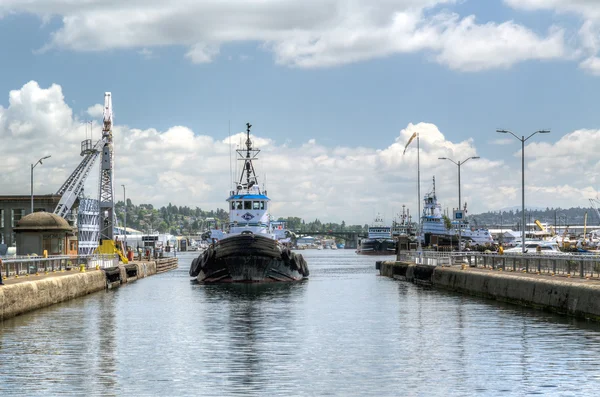 Sleepboot invoeren van sloten — Stockfoto