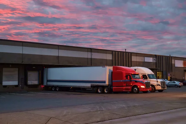 Semi camiones en muelle de carga al amanecer — Foto de Stock