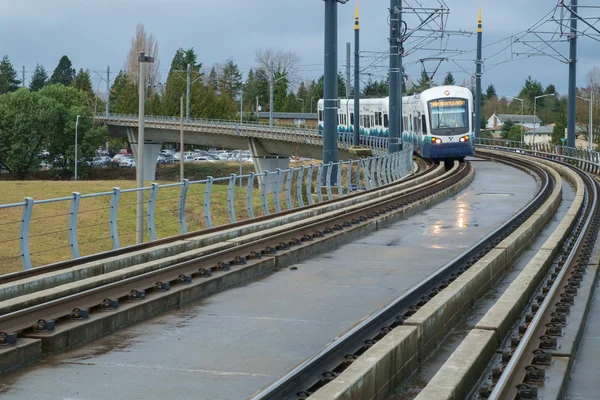 Ses Transit bağlantı hafif raylı Tukwila terminale yaklaşılıyor