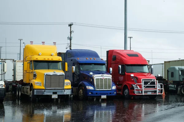 Semi trucks parked in the rain — Stock Photo, Image