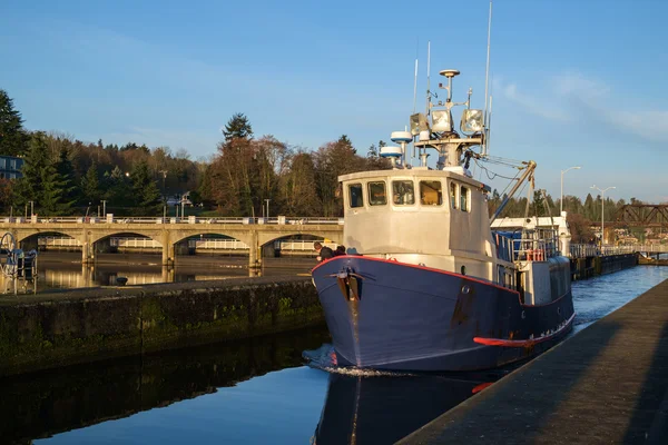 Vissersboot in Ballard sloten — Stockfoto