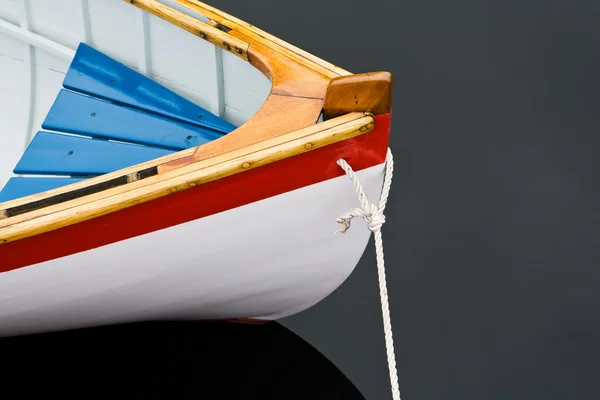 Wiersz łodzi łuk na ciemne wody — Zdjęcie stockowe