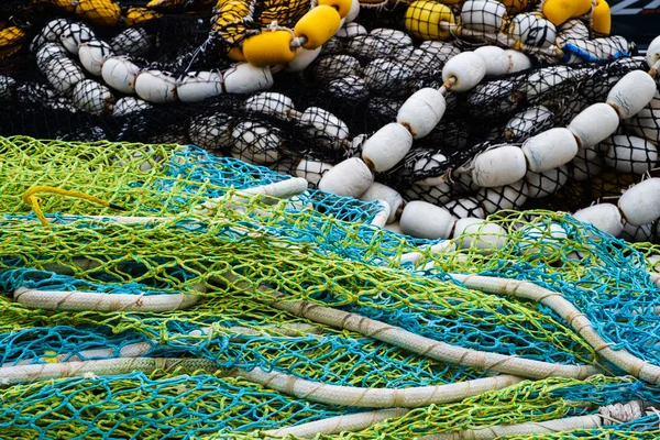 Sieci rybackie wielobarwne w kupie — Zdjęcie stockowe