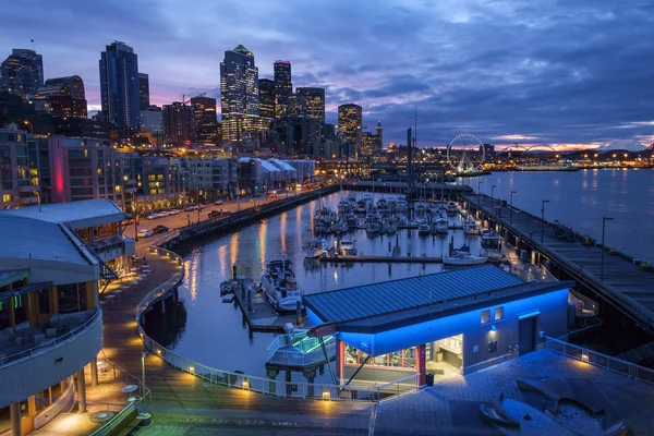 Bell přístav marina a panorama Seattlu za svítání — Stock fotografie