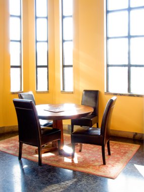 Yuvarlak masa ve güneş çizgileri ile dört sandalye