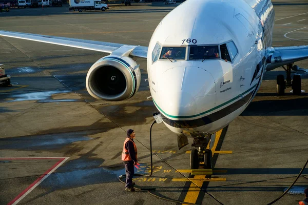 Passenger jet arriving at gate — Stock Photo, Image