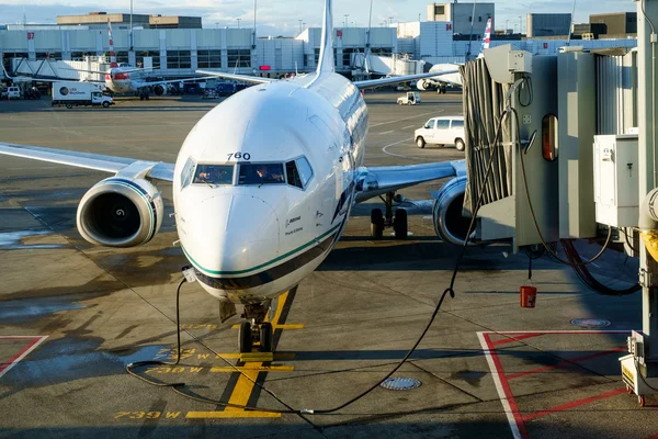Passenger jet arriving at gate — Stock Photo, Image