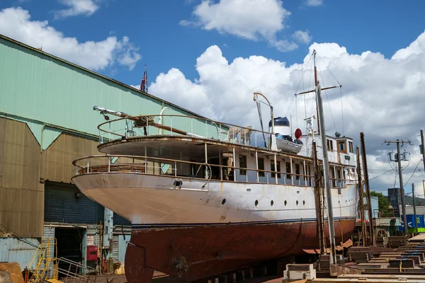 Klassieke cruise boot in droogdok — Stockfoto