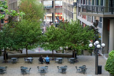 Şehirde veranda masadaki Olgun çift