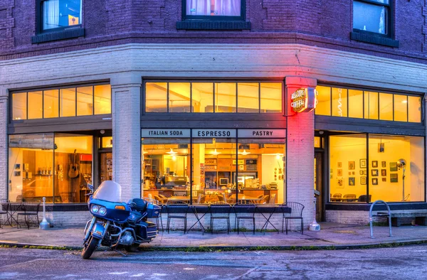 Kahve Dükkanı dışında motosiklet