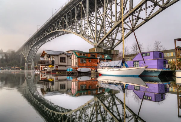 Köprü altında yüzen evler