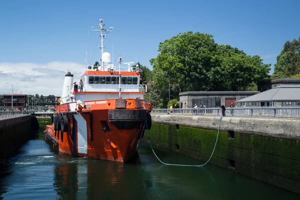 Grote sleepboot brandbestrijding schip Ballard sloten — Stockfoto