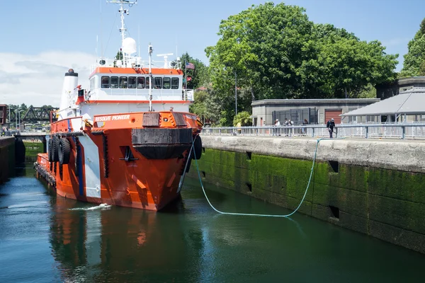 Grote sleepboot brandbestrijding schip Ballard sloten — Stockfoto