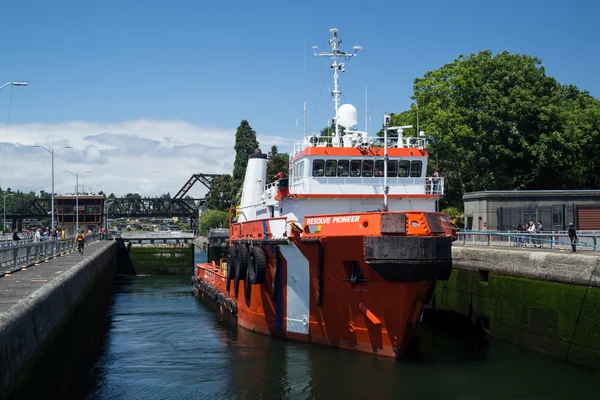 Grote sleepboot brandbestrijding schip opgeheven Ballard sloten — Stockfoto