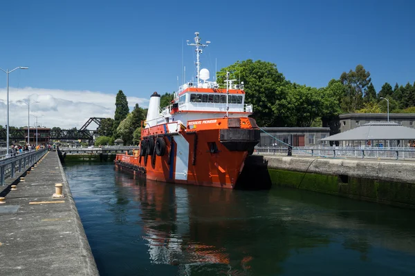 Grote sleepboot brandbestrijding schip opgeheven Ballard sloten — Stockfoto