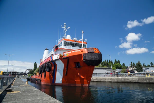 Un gros remorqueur pompier quitte l'écluse principale de Ballard Loc — Photo