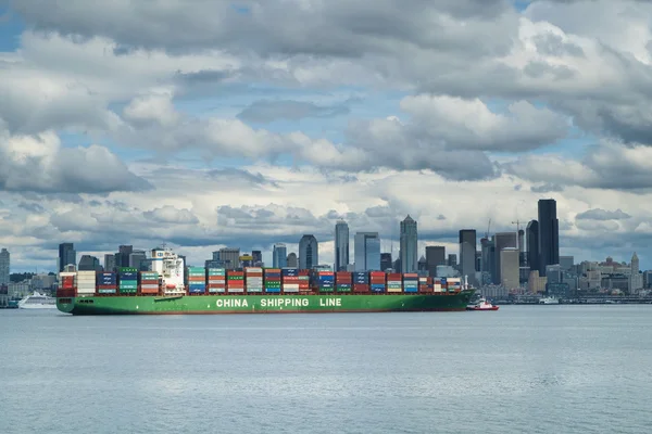 Buque de contenedores que llega a Seattle, Washington, EE.UU. — Foto de Stock
