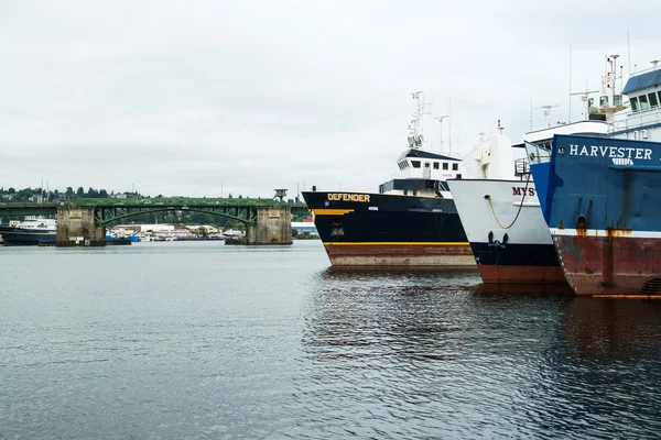 Bateaux de pêche commerciale et Ballard Bridge — Photo