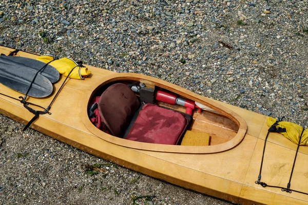 Classic wood kayak on gravel beach — Stock Photo, Image