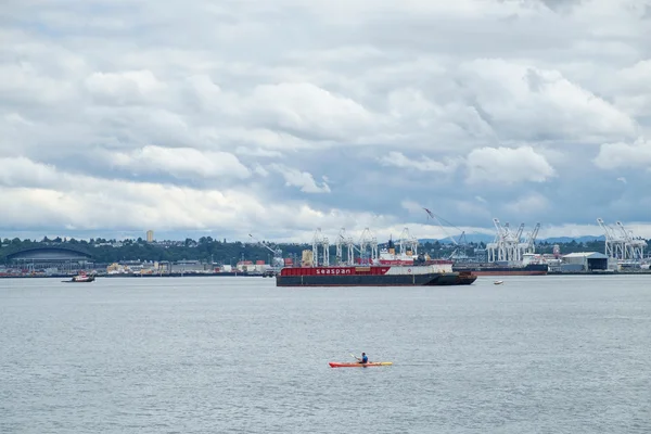 Kayaker en Elliot Bay, Seattle, WA — Foto de Stock