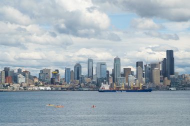 Elliot Bay, Seattle, Wa, Amerika üzerinde üç kayaklar